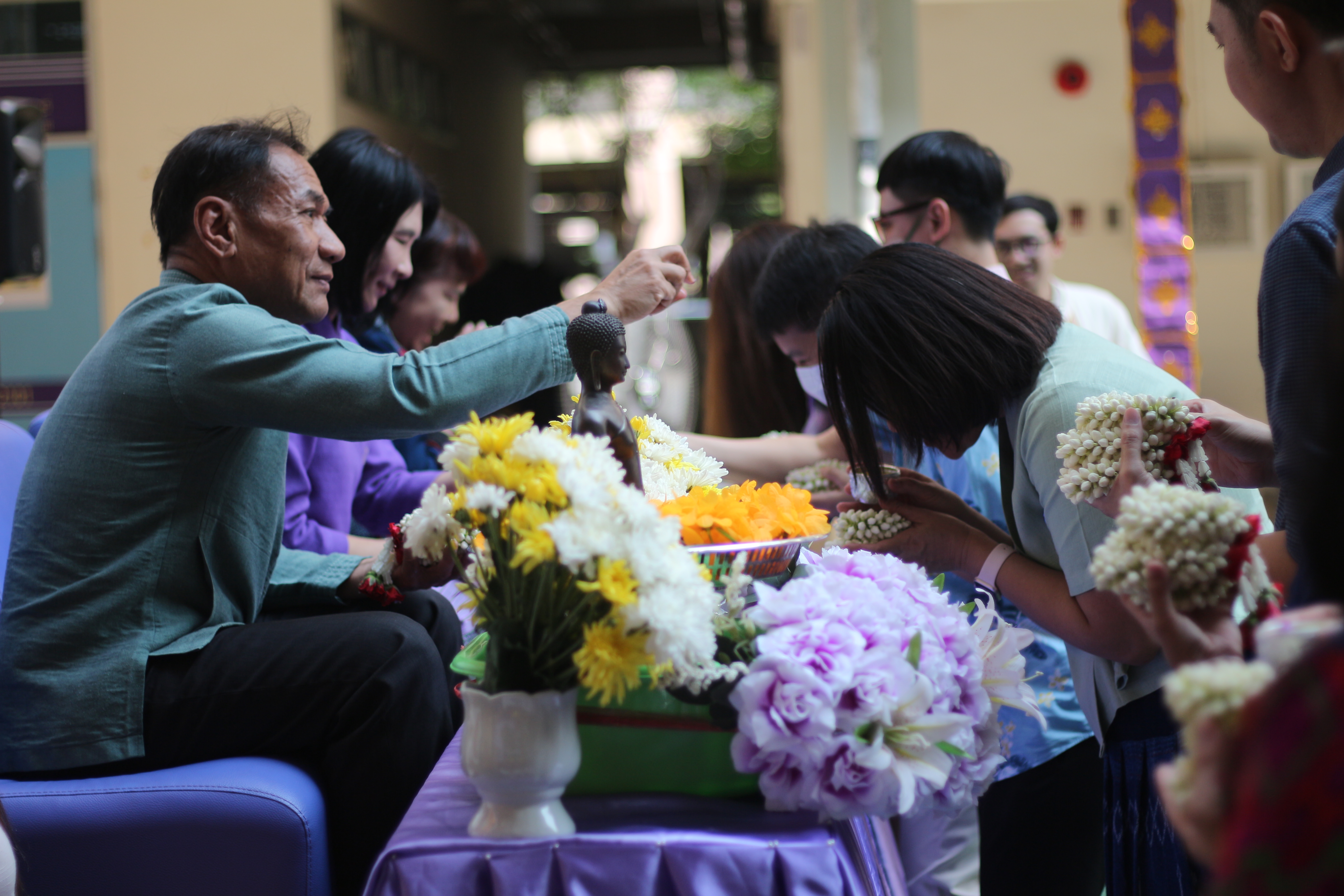 คณะวิทยาศาสตร์การแพทย์ สืบสานประเพณีไทย จัดพิธีรดน้ำขอพรผู้ใหญ่ เนื่องในวันปีใหม่ไทย ปี 2568